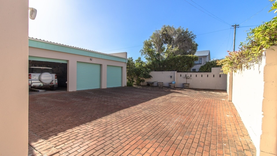 5 Bedroom Property for Sale in Sandbaai Western Cape